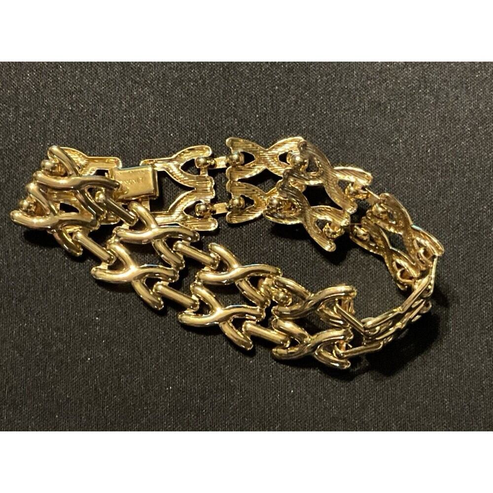 Monet Signed Vintage Gold Tone Wide Link 7in Chain Bracelet W/ Fold Over Clasp